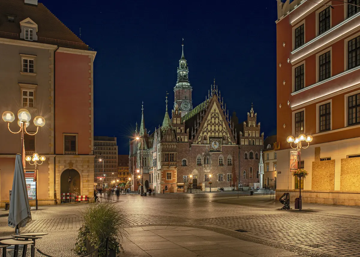 Breslauer Rynek bei Nacht mit warmem Licht auf den historischen Fassaden