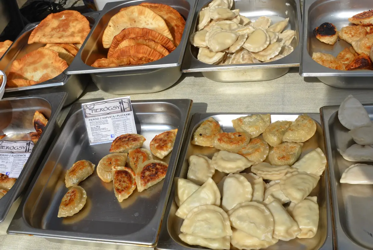 Teller mit frischen Pierogi, dampfend serviert