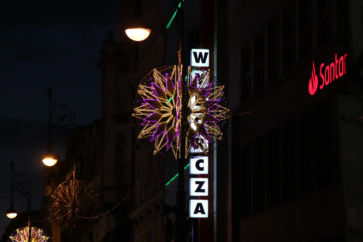 Beleuchtete Holzhütten und Weihnachtsdekoration auf dem Breslauer Rynek bei Nacht
