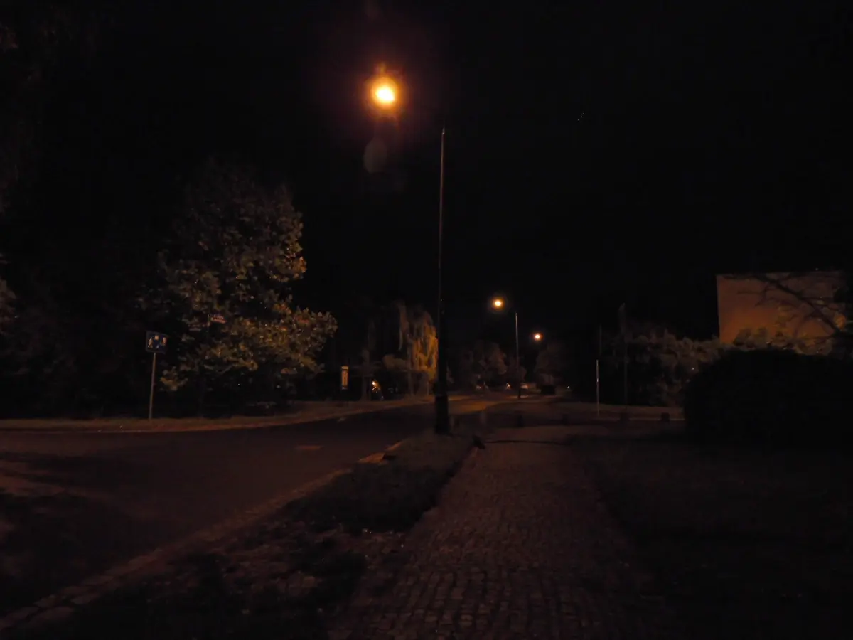 Stimmungsvolle Straße im Włodkowica-Viertel bei Nacht